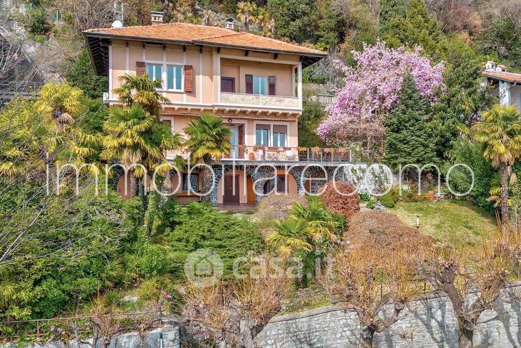 Villa in Vendita in Via Castel Carnasino a Como