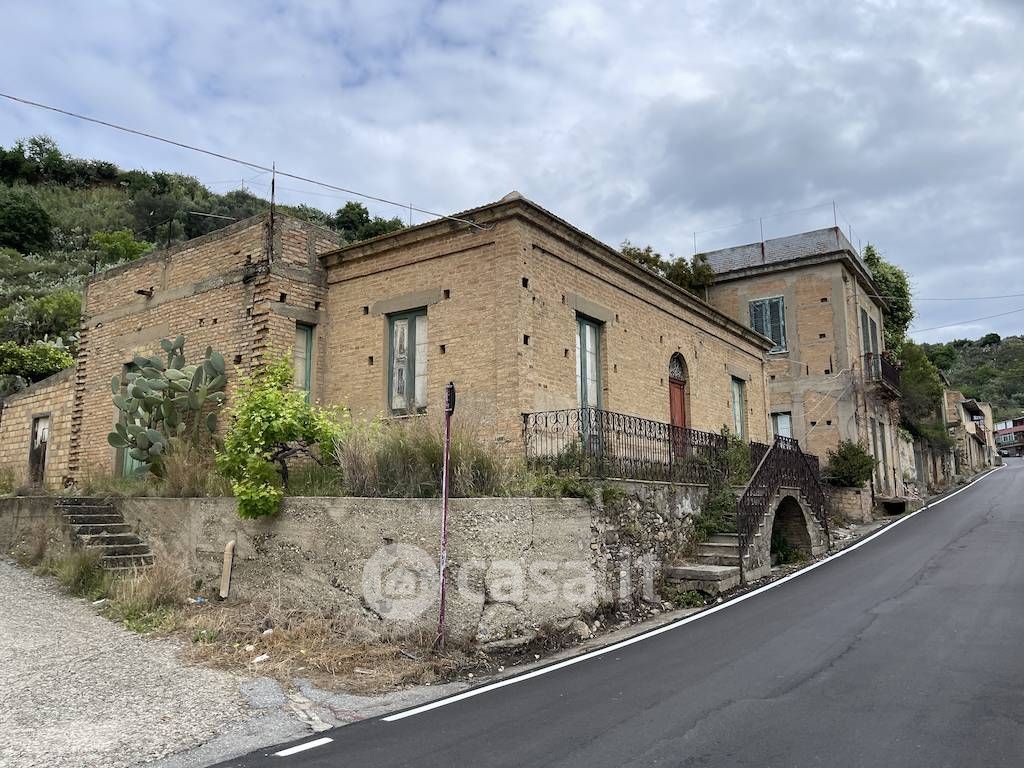 Casa indipendente in Vendita in Via dei Monti a Reggio Calabria