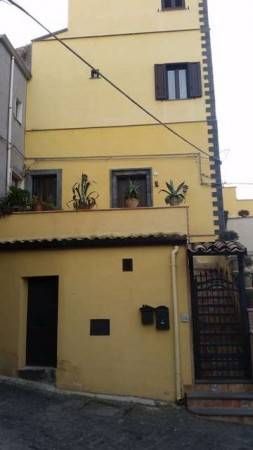 Casa indipendente in Vendita in Via Sacerdote Vincenzo Portaro 2 a Bronte