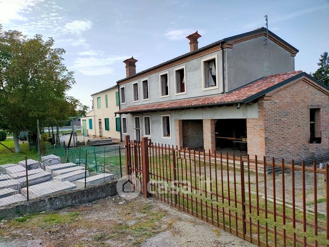 Villa in Vendita in Via Padana Inferiore Est a Legnago