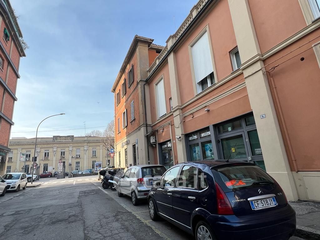 Negozio/Locale commerciale in Affitto in Via Giuseppe Massarenti 80 a Bologna