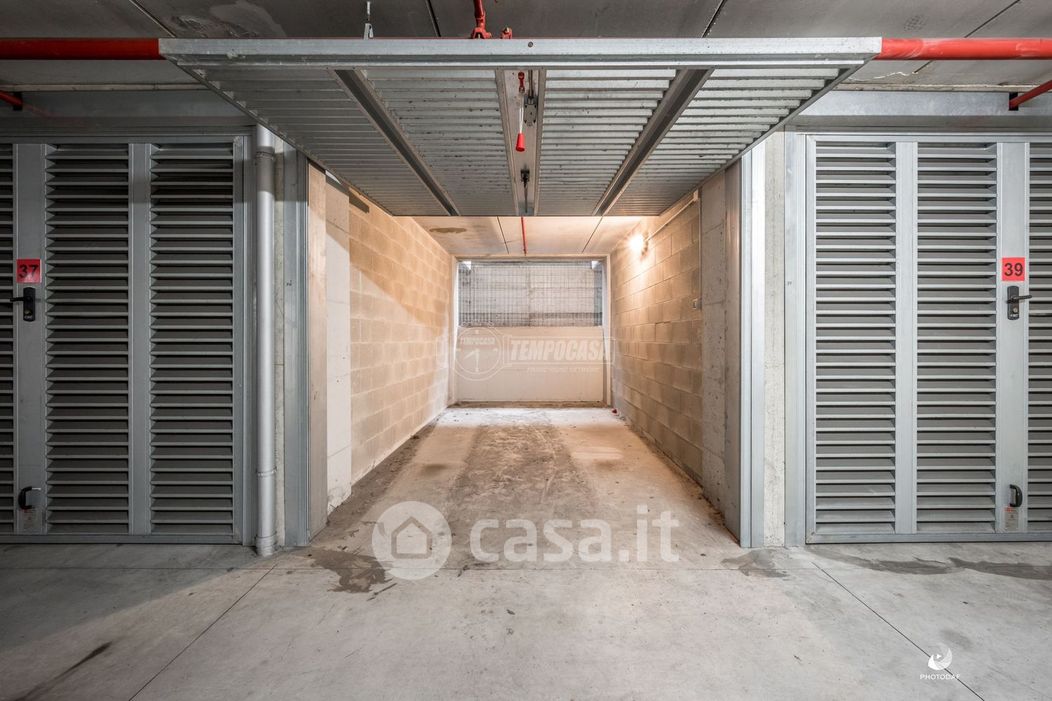 Garage/Posto auto in Vendita in Via Ronchi a Milano