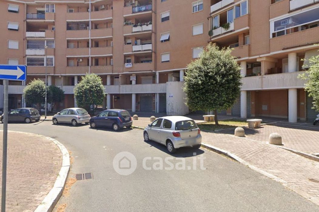 Negozio/Locale commerciale in Vendita in Viale Indro Montanelli 174 a Roma