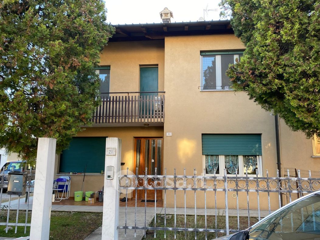 Casa Bi/Trifamiliare in Vendita in Via IV Genova Cavalleria 21 a Pordenone