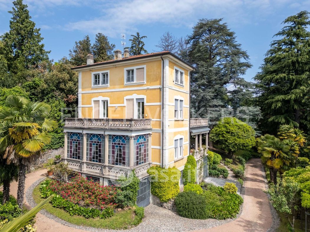 Villa in Vendita in Via Giacomo Limido a Varese