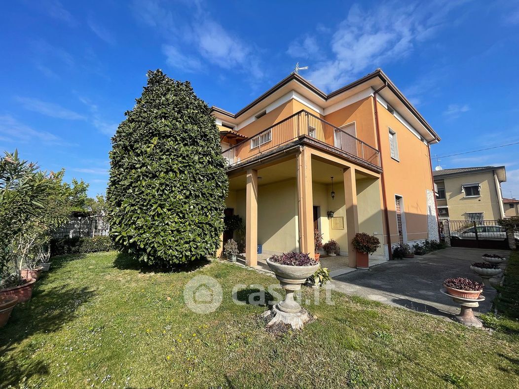 Villa in Vendita in Via della Seta a Brescia