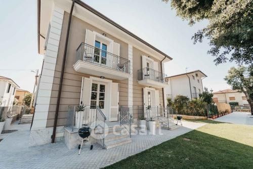 Villa in Affitto in a Camaiore