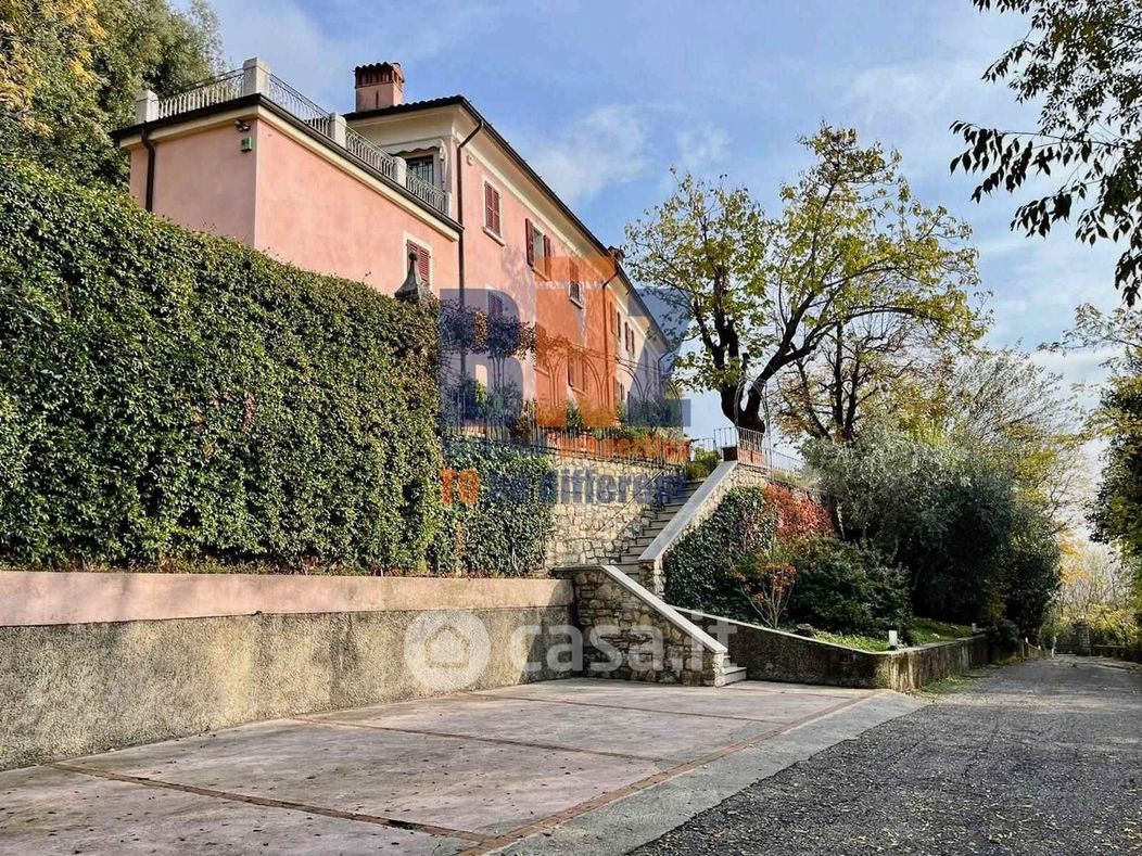 Villa in Vendita in Via Patrocinio a Brescia