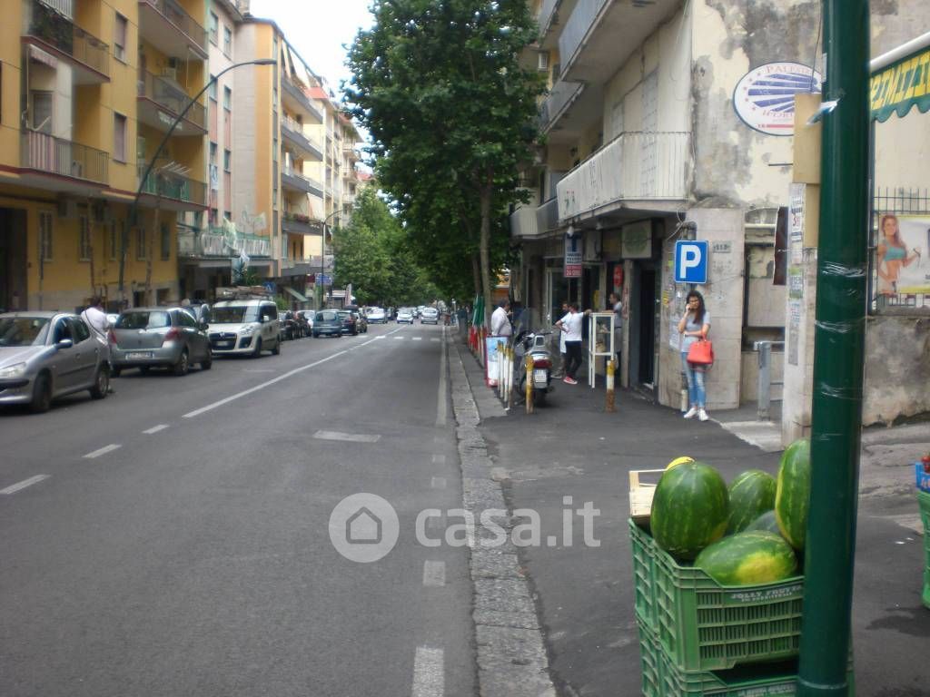 Negozio/Locale commerciale in Vendita in Via Bernardo Cavallino a Napoli