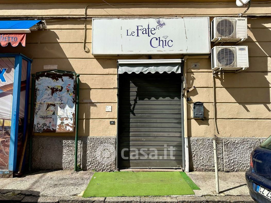Negozio/Locale commerciale in Affitto in Via Cumana a Napoli