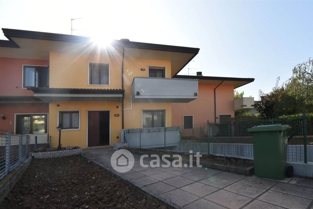 Casa Bi/Trifamiliare in Vendita in Via C. Levi 5 a Montecchio Maggiore