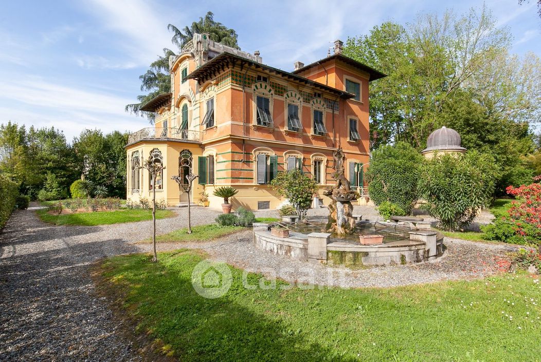 Villa in Vendita in Viale Giosuè Carducci 22 a Lucca