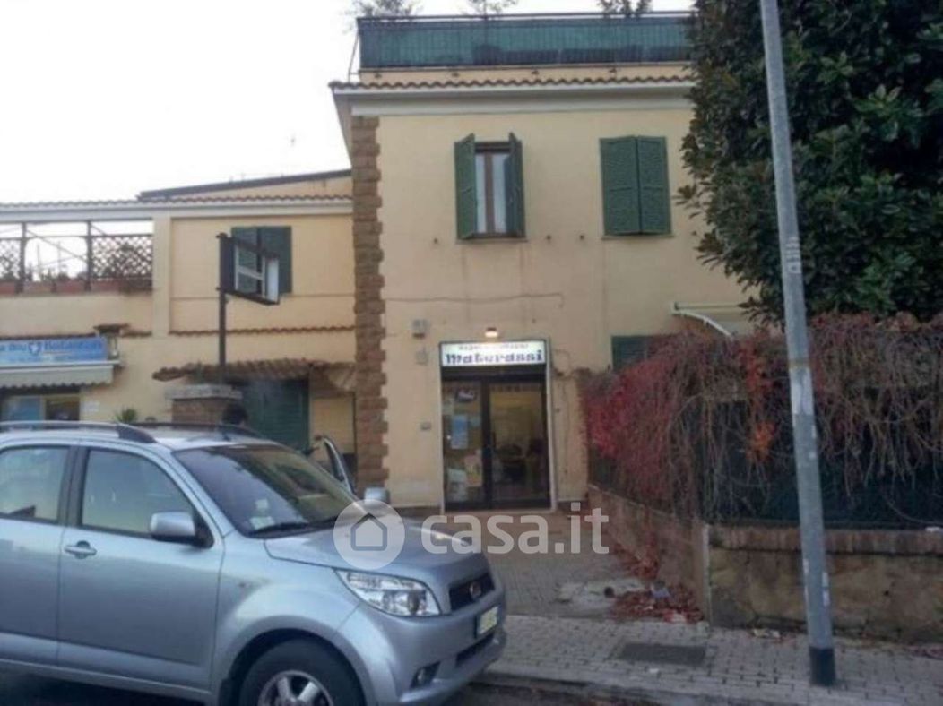Negozio/Locale commerciale in Affitto in Via Annia Regilla a Roma