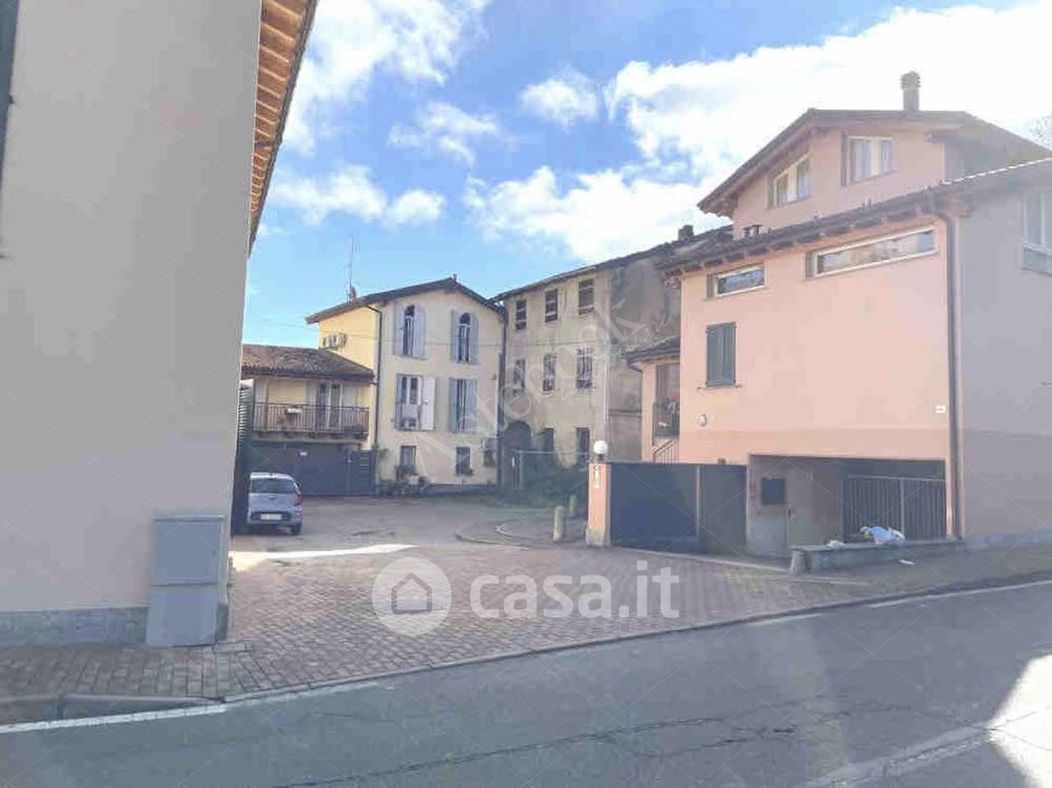 Stabile / Palazzo in Vendita in Via IV Novembre a Bosisio Parini