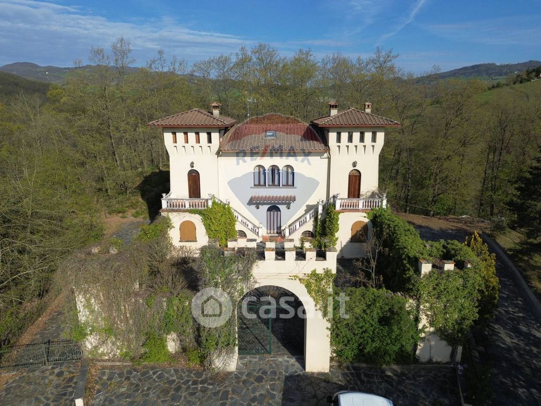 Villa in Vendita in Via Provinciale 11 a Varano de' Melegari