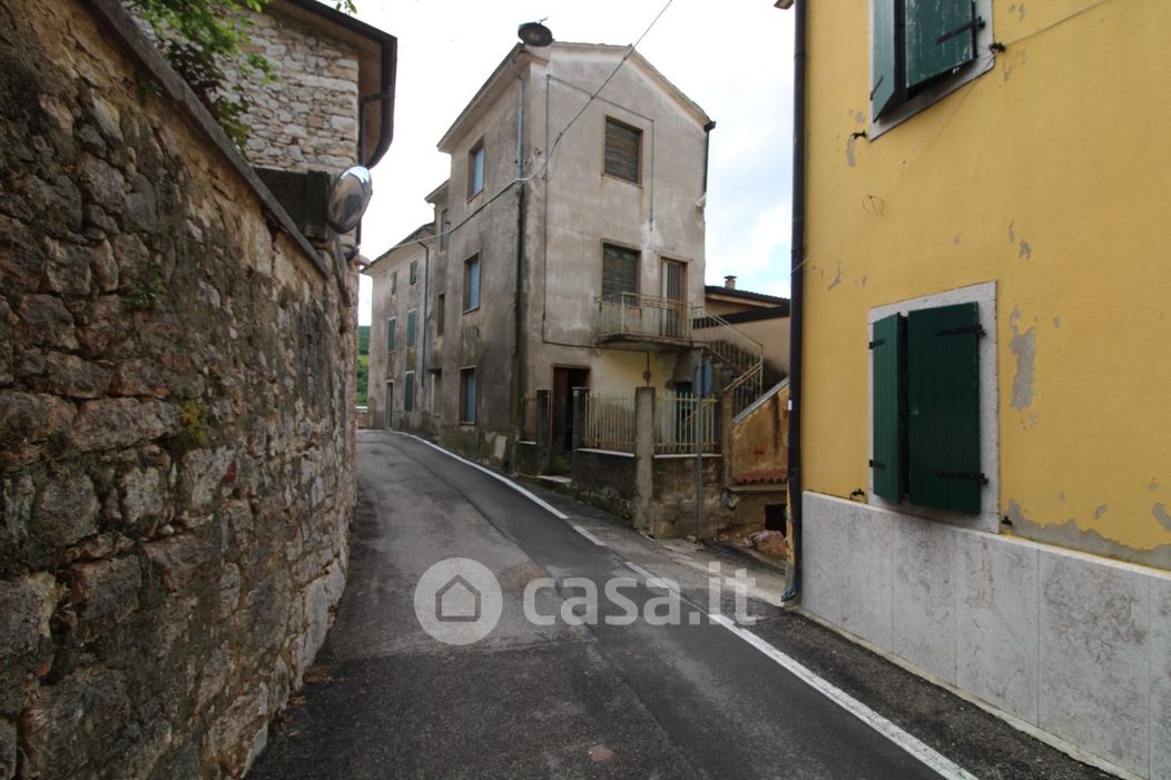 Rustico/Casale in Vendita in Via Vesan 35 a Sant'Ambrogio di Valpolicella