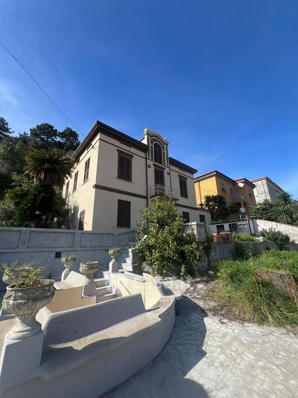 Villa in Vendita in Via Ugo Botti 9 a La Spezia