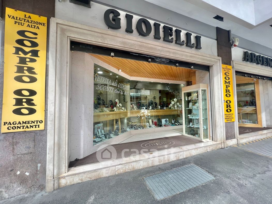 Negozio/Locale commerciale in Vendita in Via Conca d'Oro 302 -306 a Roma