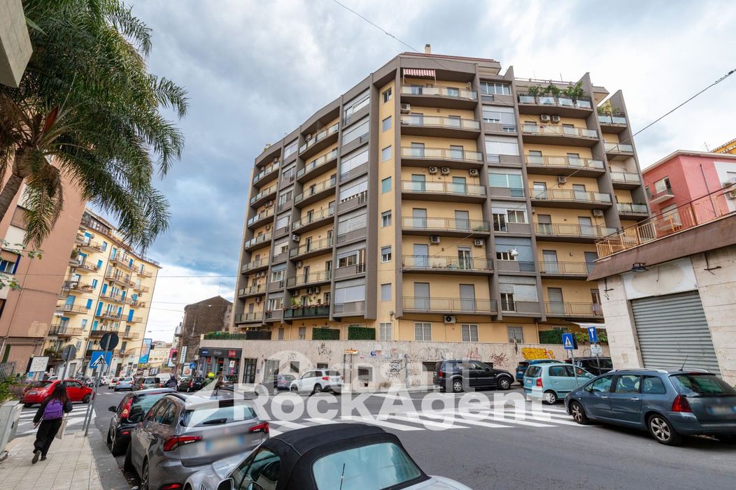 Appartamento in Vendita in Via Ardizzone Gioeni 38 a Catania
