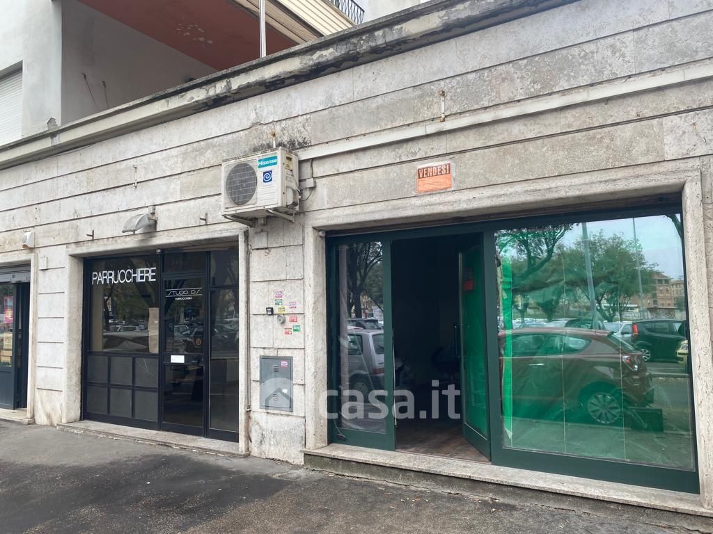Negozio/Locale commerciale in Vendita in Via del Casale Strozzi a Roma
