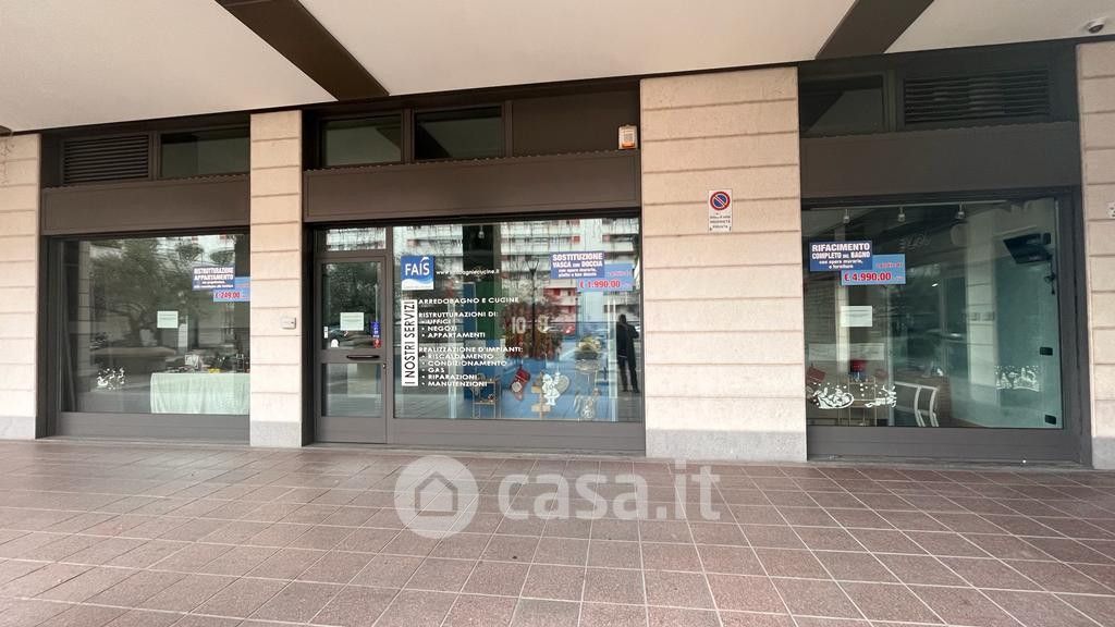 Negozio/Locale commerciale in Affitto in Via Giuseppe Mazzini a Cusano Milanino