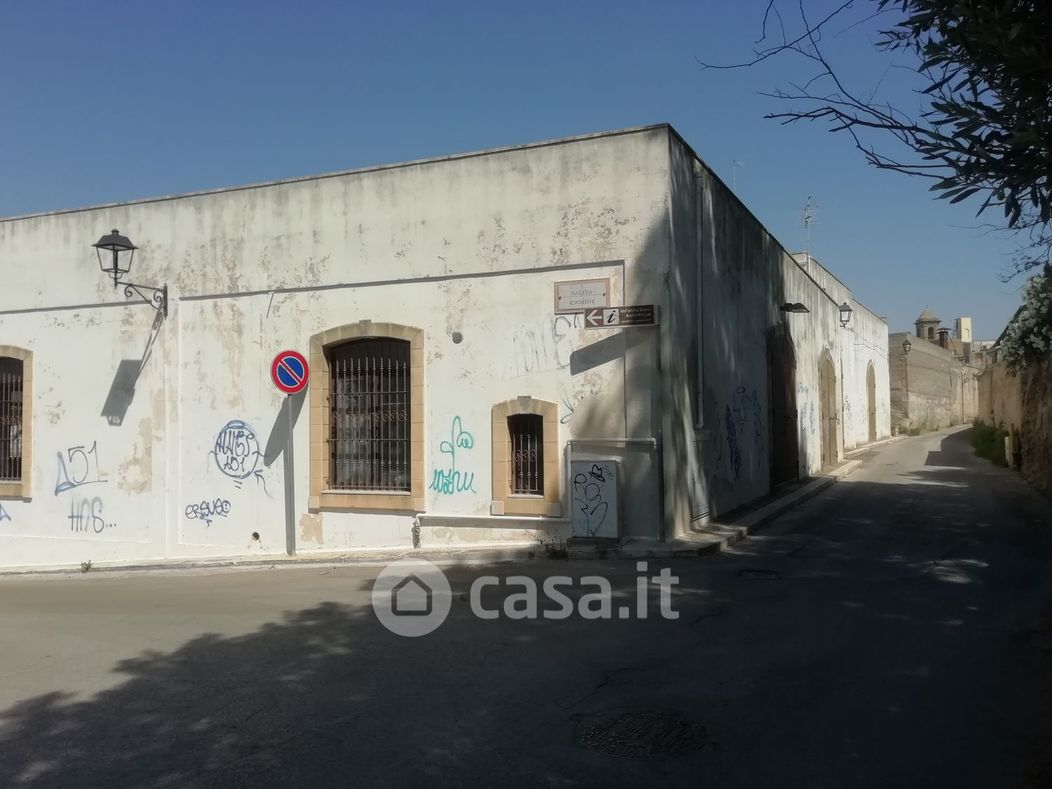 Negozio/Locale commerciale in Vendita in Salita Camini 1 00 a Grottaglie