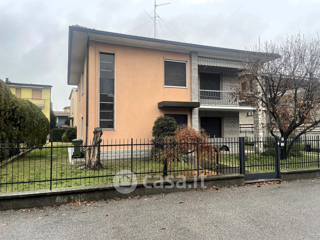 Villa in Vendita in Via Andrea Lanzani a Lodi