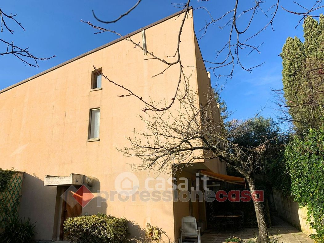 Casa Bi/Trifamiliare in Vendita in Via del Fiordaliso 1 a Perugia