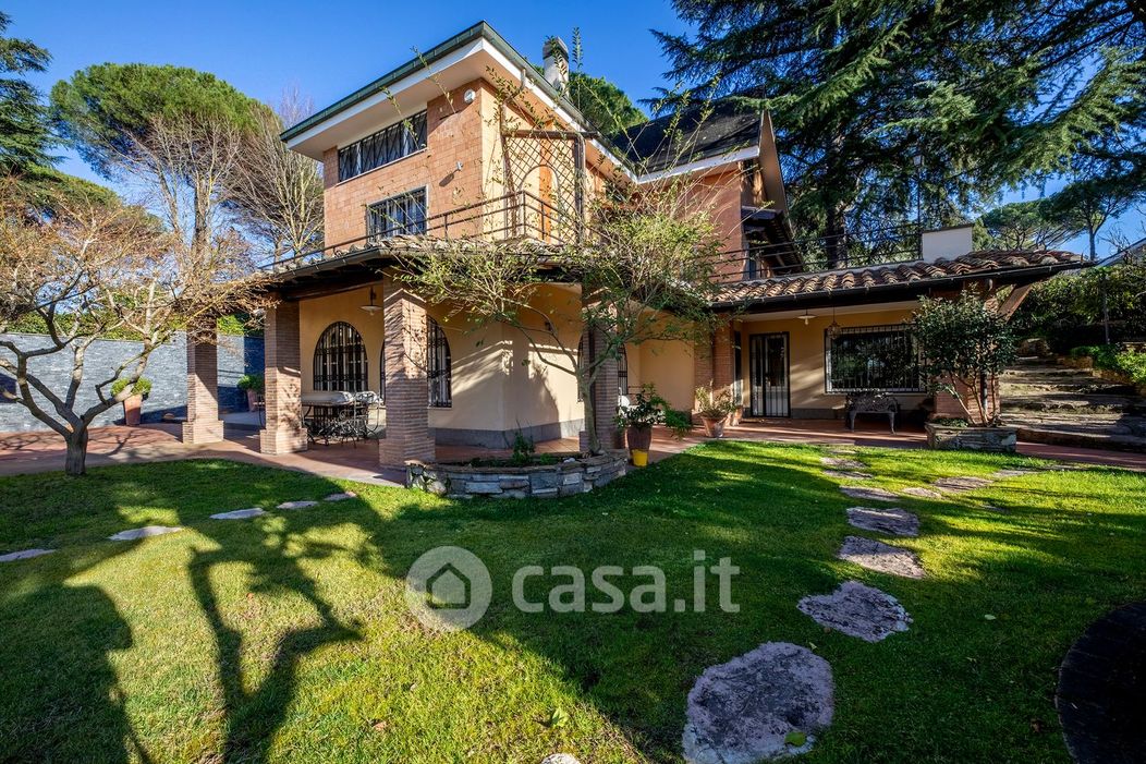 Villa in Vendita in Via del Monte di Casa 65 a Roma