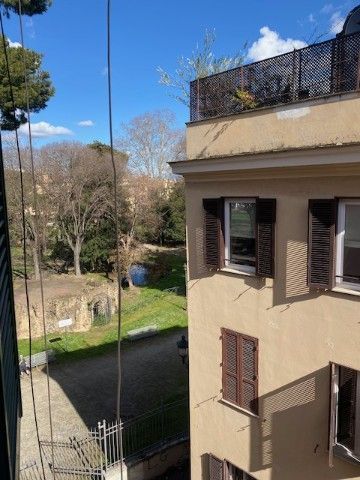 Appartamento in Vendita in Via della Fontana a Roma