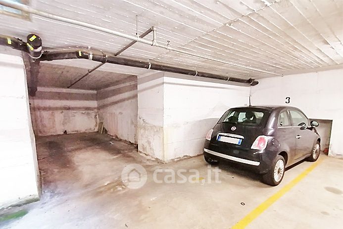 Garage/Posto auto in Vendita in a Alzano Lombardo