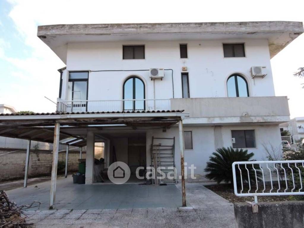 Villa in Vendita in Viale Gennaro Trisorio-Liuzzi 99 a Bari