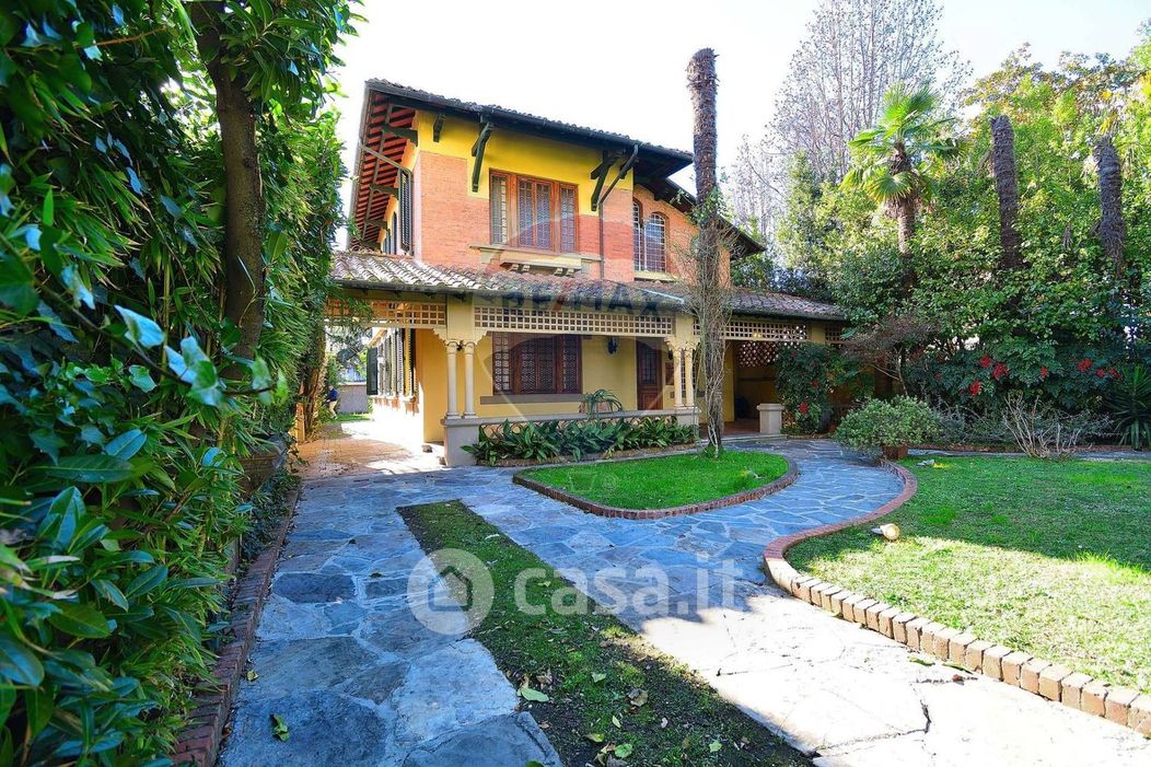 Villa in Vendita in Viale Luigi Cadorna 50 a Lucca