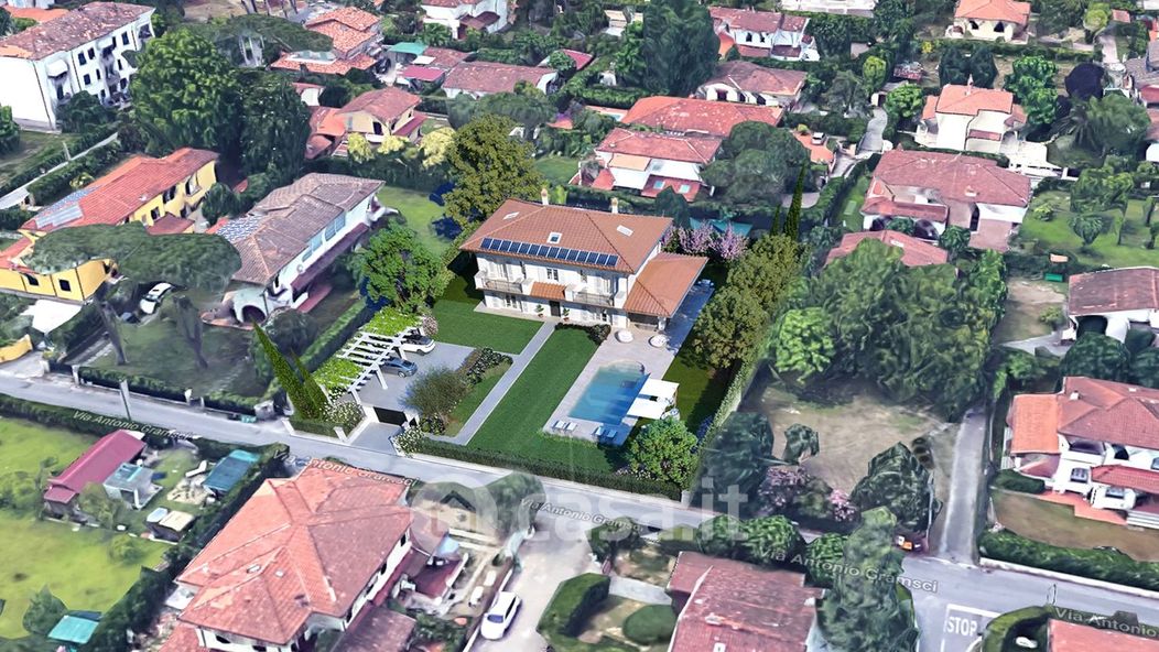 Villa in Vendita in Via A. Canova 100 a Forte dei Marmi