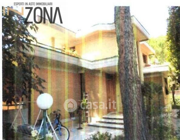 Villa in Vendita in Via Ambrogio Mazenta 27 a Macerata