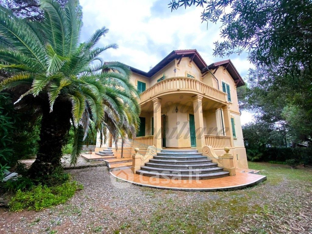 Villa in Vendita in Via Renato Fucini a Livorno