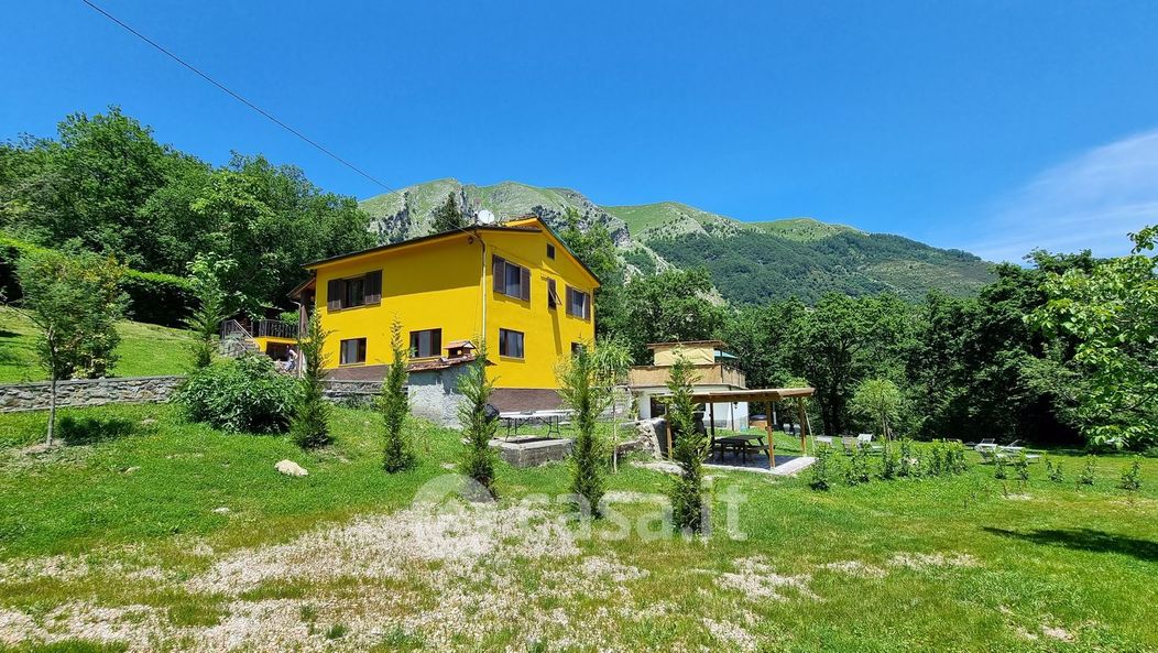 Villa in Vendita in Località Campiglia Alta 29 a Bagni di Lucca