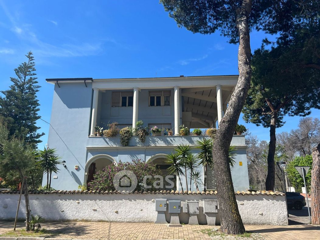 Villa in Vendita in Viale Edoardo Scarfoglio a Pescara