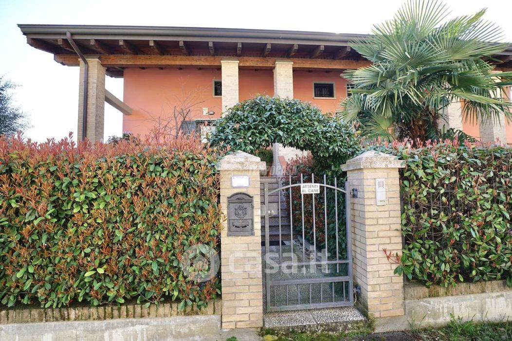 Villa in Vendita in Viale Professore Dino Pampari a Reggio Emilia