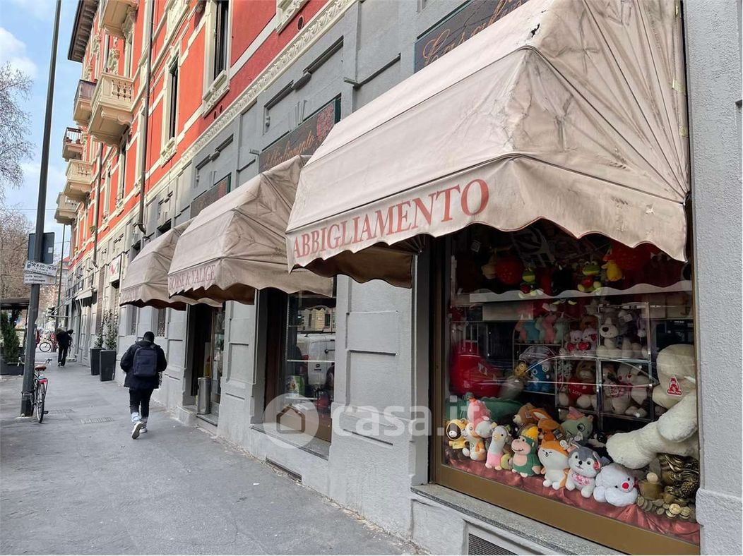 Negozio/Locale commerciale in Vendita in Viale Umbria 50 a Milano