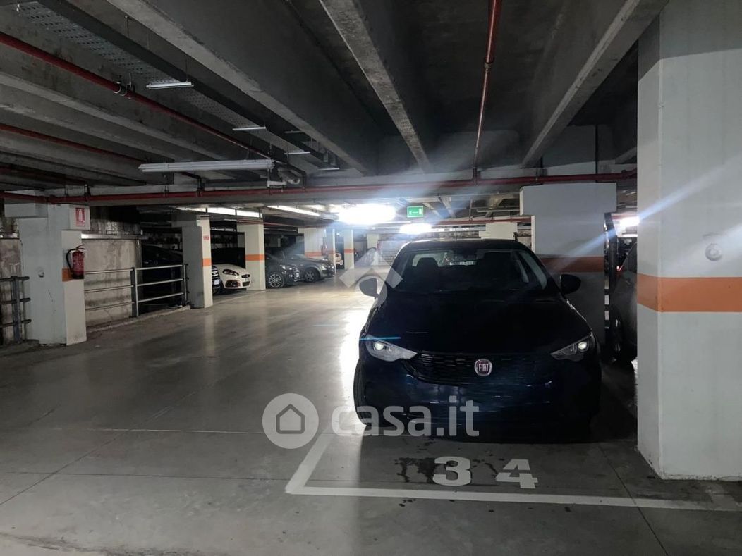 Garage/Posto auto in Vendita in Via della marina-molo a Genova