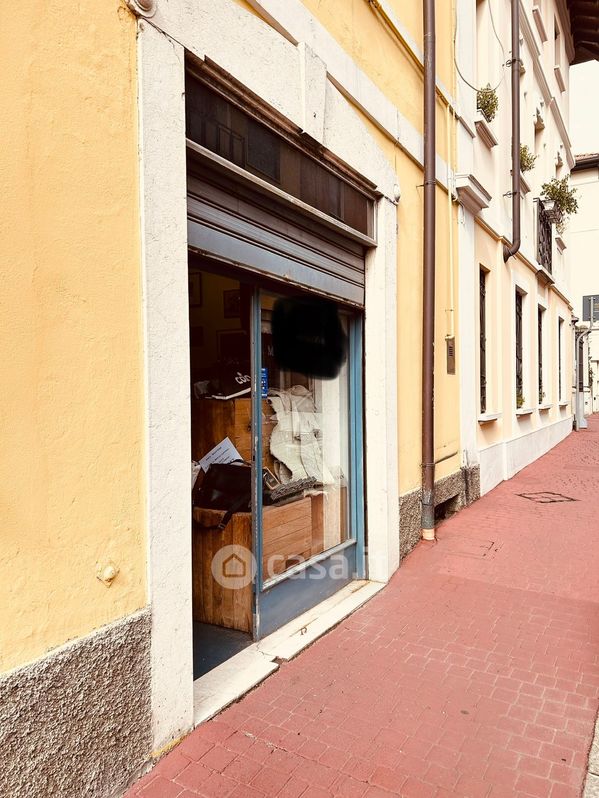 Negozio/Locale commerciale in Vendita in Via Benacense 48 a Brescia