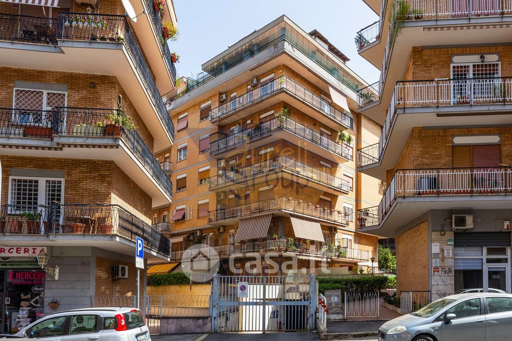 Appartamento in Vendita in Via Carlo Dossi a Roma