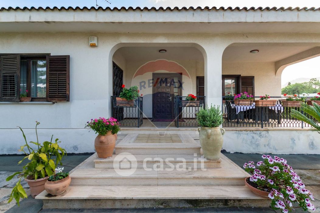 Villa in Vendita in Via San Nicola 9 a Palermo