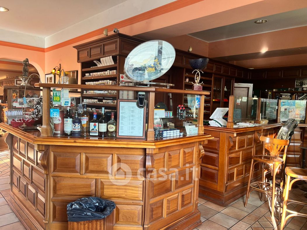 Bar in Vendita in Via Icilio Calzolari 1 a Milano