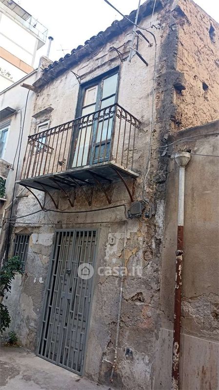 Casa indipendente in Vendita in Cortile Malaspina 7 a Palermo