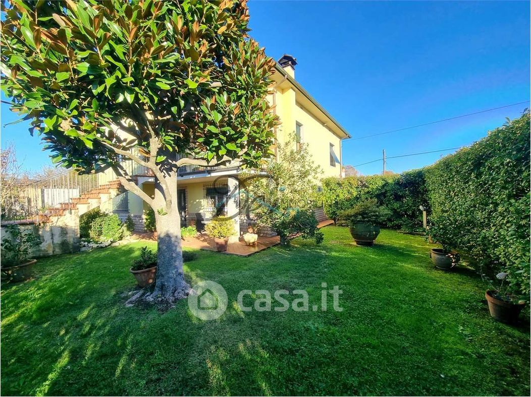 Villa in Vendita in Corte Beltempo 304 a Lucca