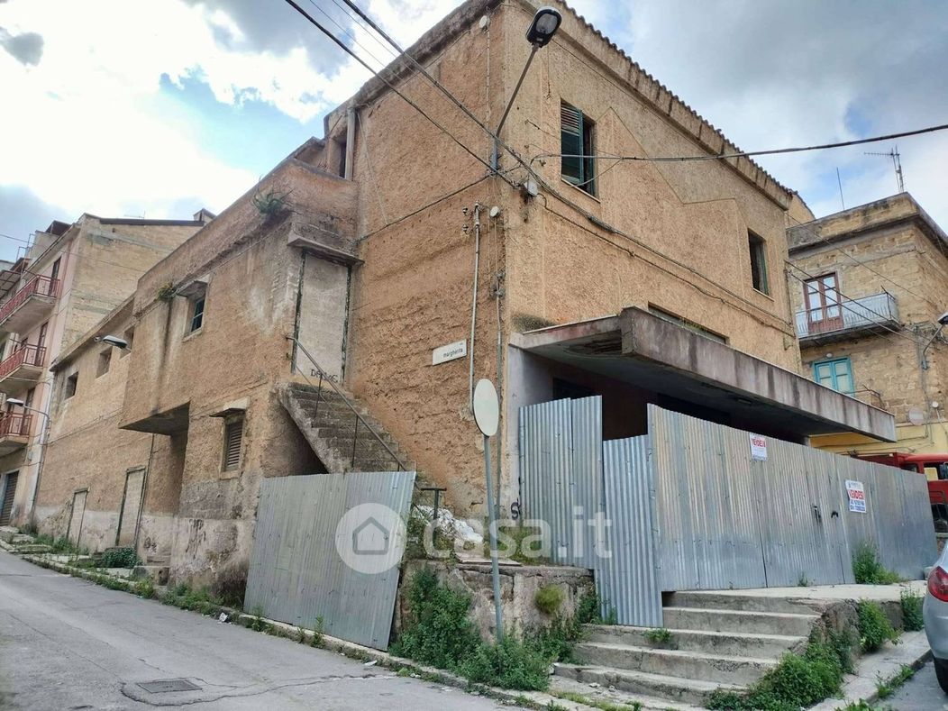 Stabile / Palazzo in Vendita in a Belmonte Mezzagno