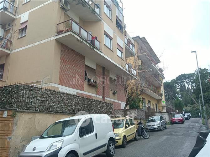 Appartamento in Vendita in Via Caprarola a Roma