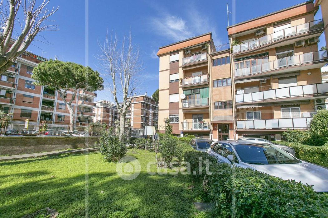 Appartamento in Vendita in Via Capo Spartivento 50 a Roma